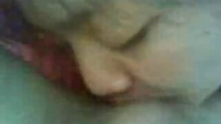 चमकदार श्यामला प्रलोभन मिशनरी स्थितीत तिच्या मफ fucked नाही