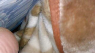 सेक्सी बुटी असलेली तेलकट गोरे केस असलेली काउगर्ल कामोत्तेजनासाठी फॅट डिक वर चढते