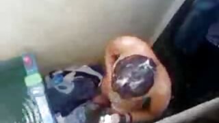 नॉटी कॉलेज चिक तिला तिची मांजर मिशनरी स्थितीत चोदते